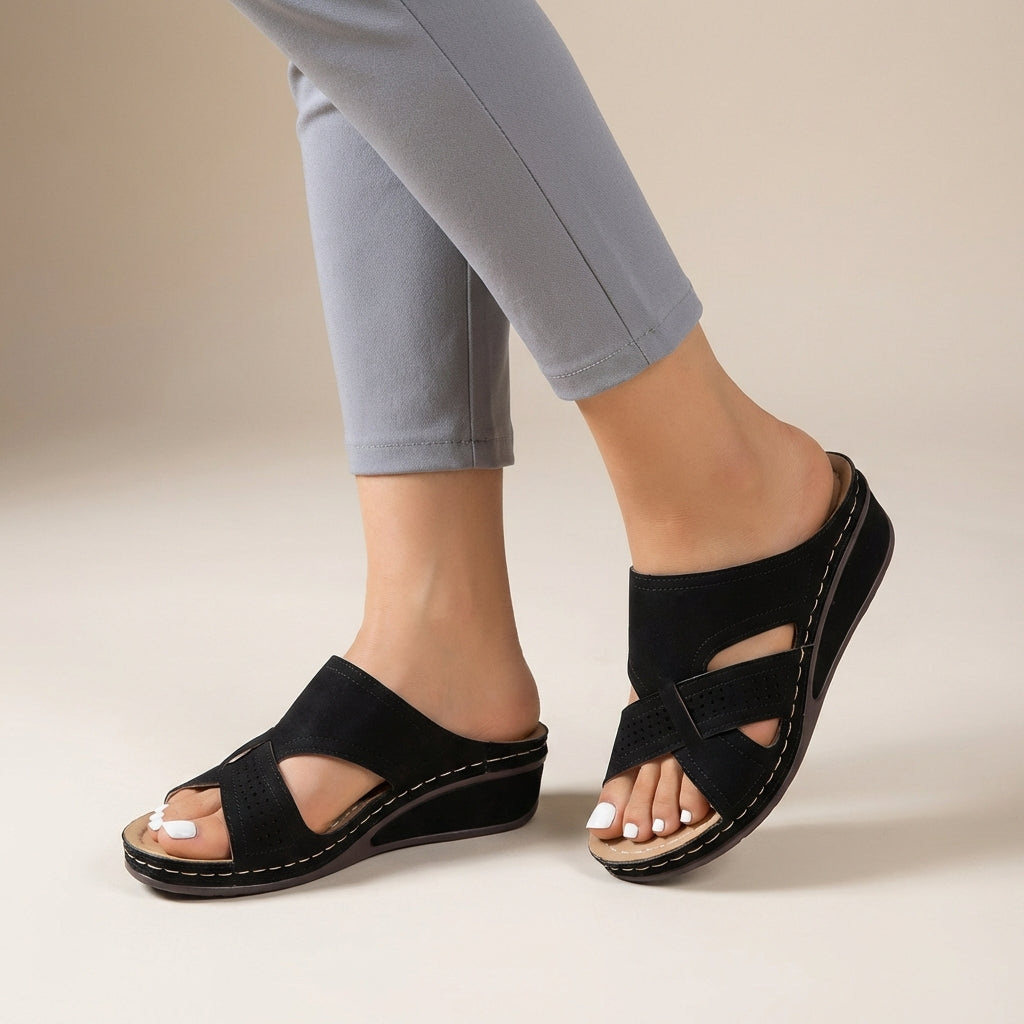 Mona | Stay-Put Fit Reduces Foot Shifting