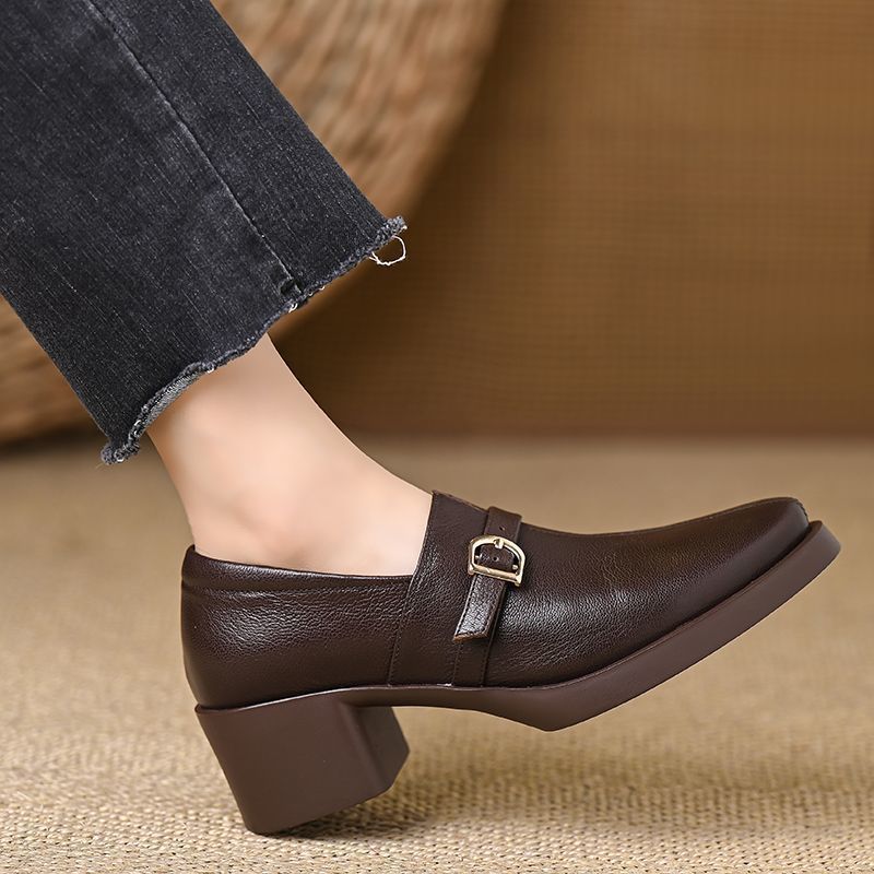 Veria | Angled Heel Shape Supports Smoother Steps